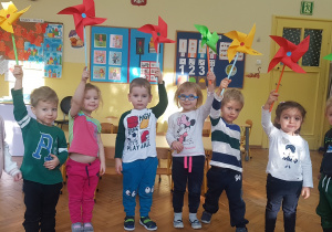 dzieci prezentują wykonane przez siebie wiatraczki